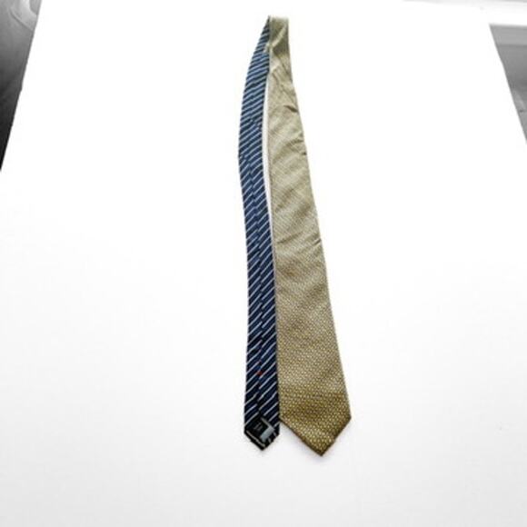 Tommy Hilifiger Blue and Yellow Chainlink 100% Silk Neck Tie - Picture 2 of 7